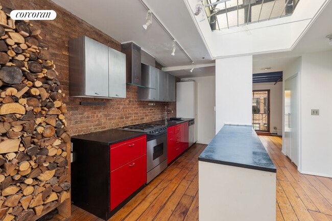 Building Photo - 143 W 21st St