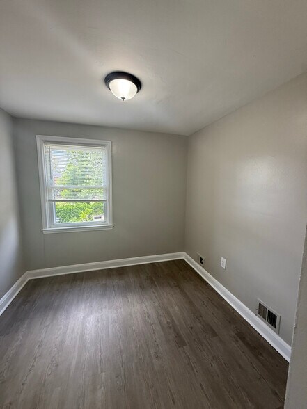 Building Photo - 1330 Woodbourne Ave