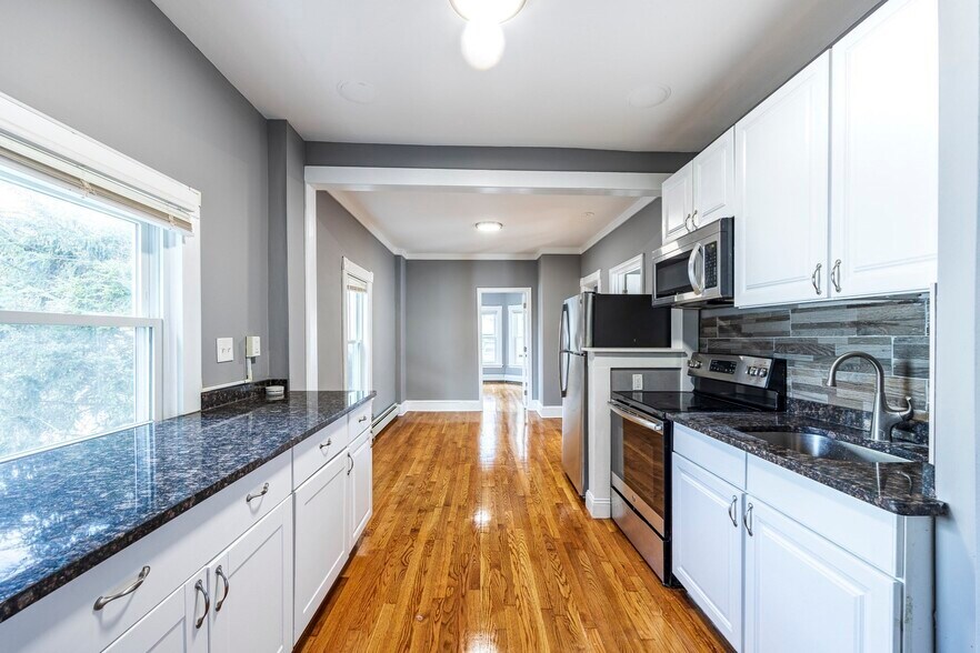 Dining area - 36 W Highland Ave