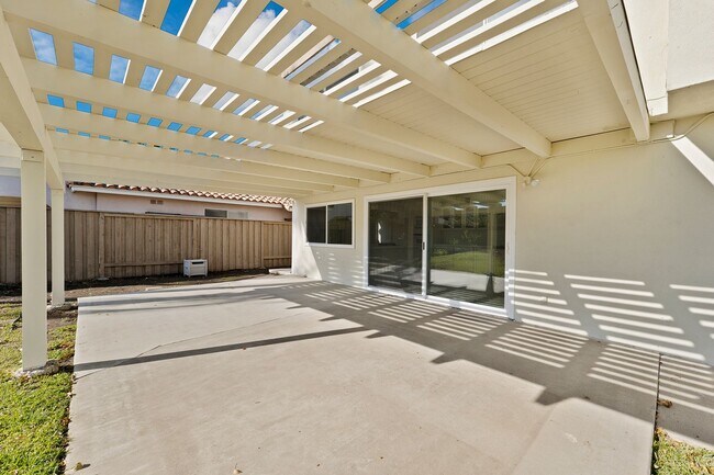 Building Photo - Beautiful Westlake First Neighborhood Family Home w/ Large Backyard with Panoramic Mtn Views