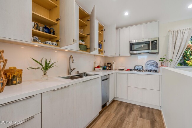 Building Photo - 116 S Glenroy Ave