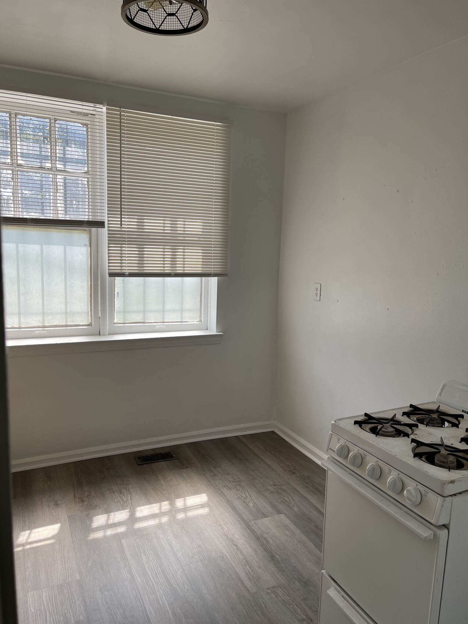 Kitchen - 5300 Mitchell St