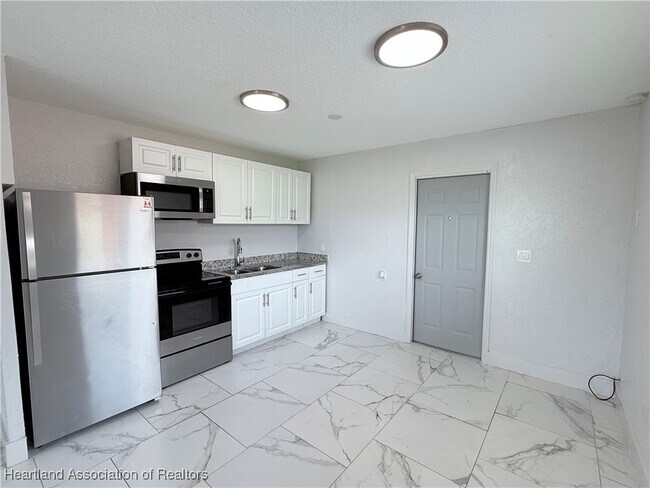 Building Photo - 520 Las Palmas Cir