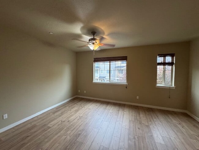 Building Photo - TOWNHOME/ 3 LEVELS W/ FENCED YARD AND GARA...