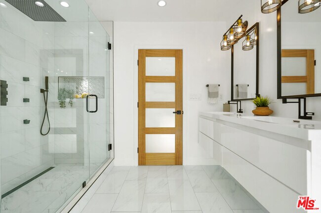 Building Photo - 4670 Brewster Dr