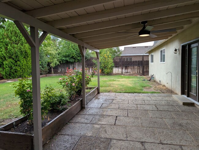 Building Photo - Nice 3 bedroom 2 bathroom Clovis home with modern updates, a nice floor plan and solar. Clovis co...