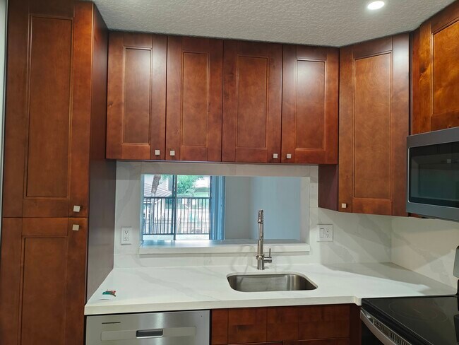 Building Photo - 8770 Royal Palm Blvd