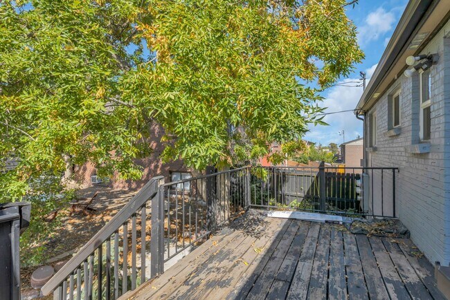 Building Photo - 2 Bed, 1 Bath Condo in the Goldsmith Neighborhood!