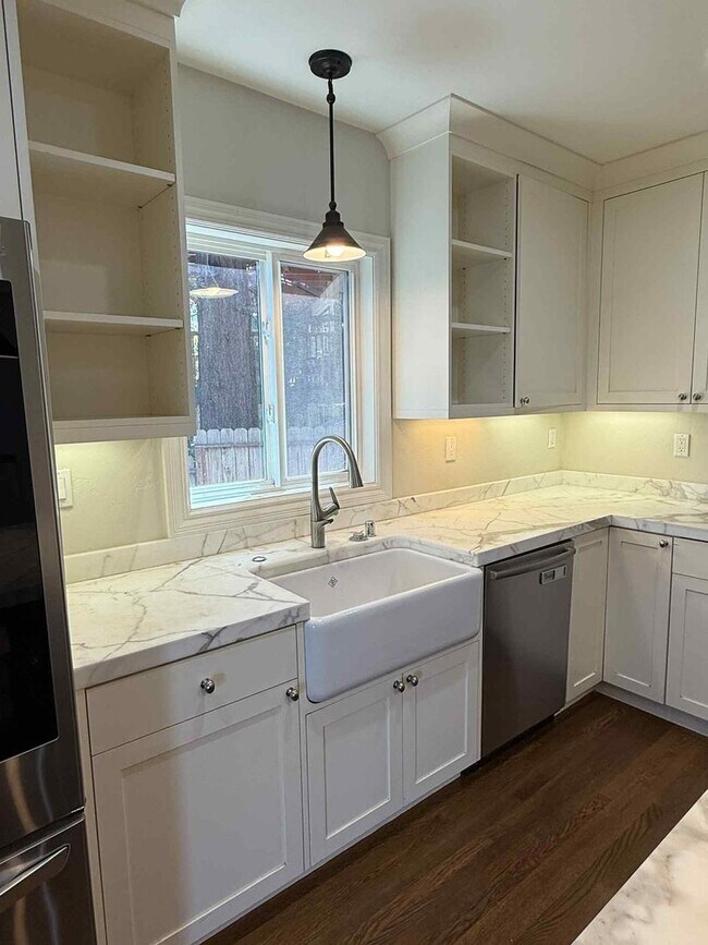 Building Photo - Redwood City Hillside Retreat – 4BR, 3BA w...