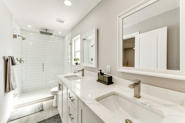 Building Photo - 2473 Yorkshire Dr