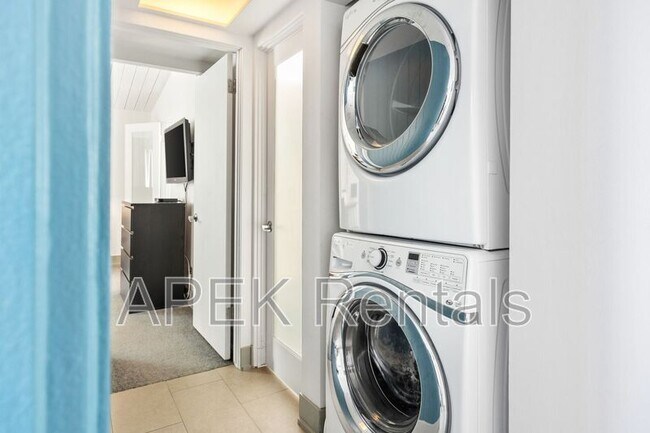 Building Photo - 915 E Racquet Club Rd