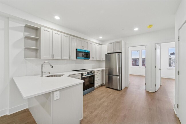 Building Photo - 812 W Roosevelt Blvd