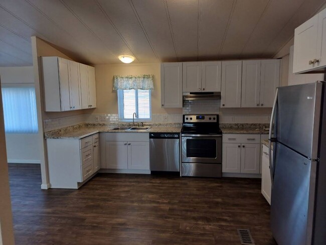 Building Photo - 4 BD / 2 BA Family Home in Hammett, ID!