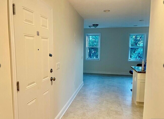 Building Photo - 10-12-12 Morton Pl