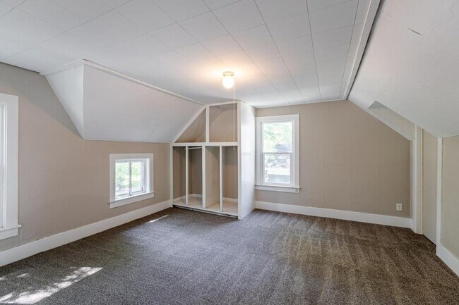Building Photo - Gorgeous Northside Home with Quartz Countertops!