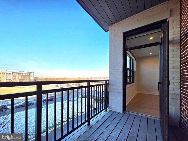 Building Photo - 737 Swann Ave