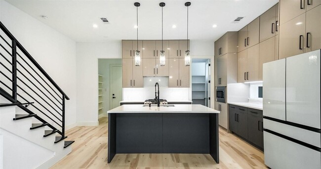 Building Photo - 2318 Arroyo Ave