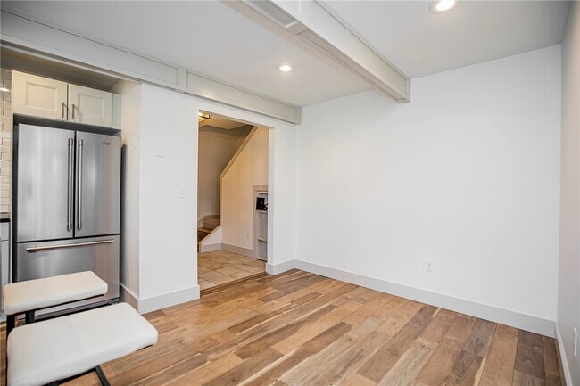 Building Photo - 718 W Maple St