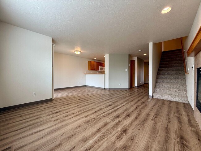 Building Photo - SPACIOUS NEWLY UPDATED TOWNHOME IN REDMOND!!