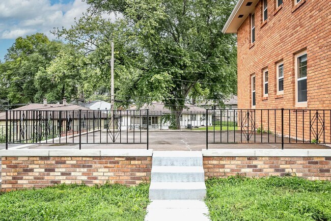 Building Photo - PRE-LEASING Spacious 3-Bed and 2-Bath Apartment!