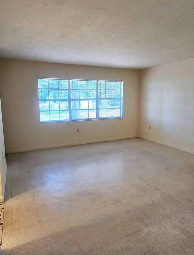 Building Photo - 2-bedroom, 1 bathroom duplex is move-in ready