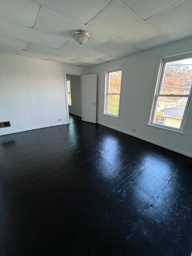 Building Photo - 2029 Commercial Ave