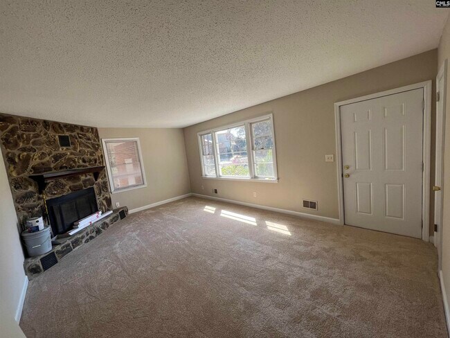 Building Photo - 1136 W Fairhill Dr