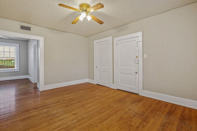 Interior Photo - Highland Court