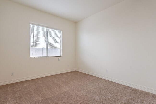 Building Photo - 5 BEDROOM 4 BATH SINGLE FAMILY HOME