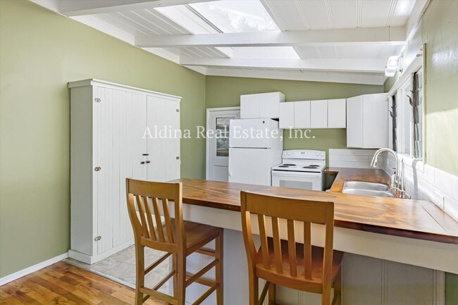Building Photo - Private Country Setting!