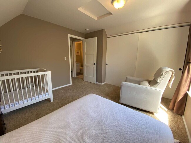 Building Photo - Quiet 3-Bed, 1.5-Bath Home with Large Encl...