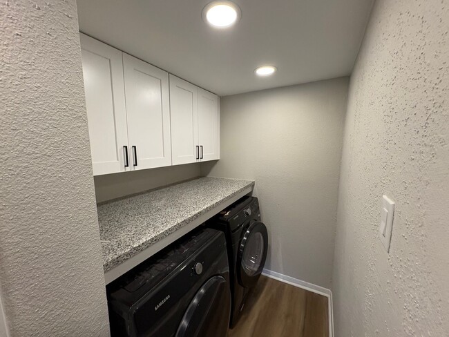 Building Photo - Newly Renovated 4 bed, 2.5 bath Townhome i...