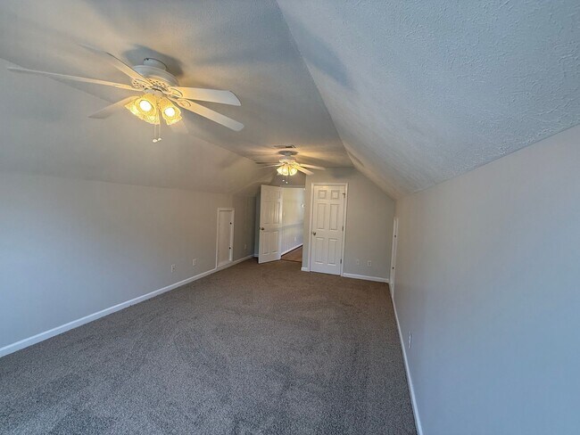 Building Photo - Great Location - Great Neighborhood - Grea...