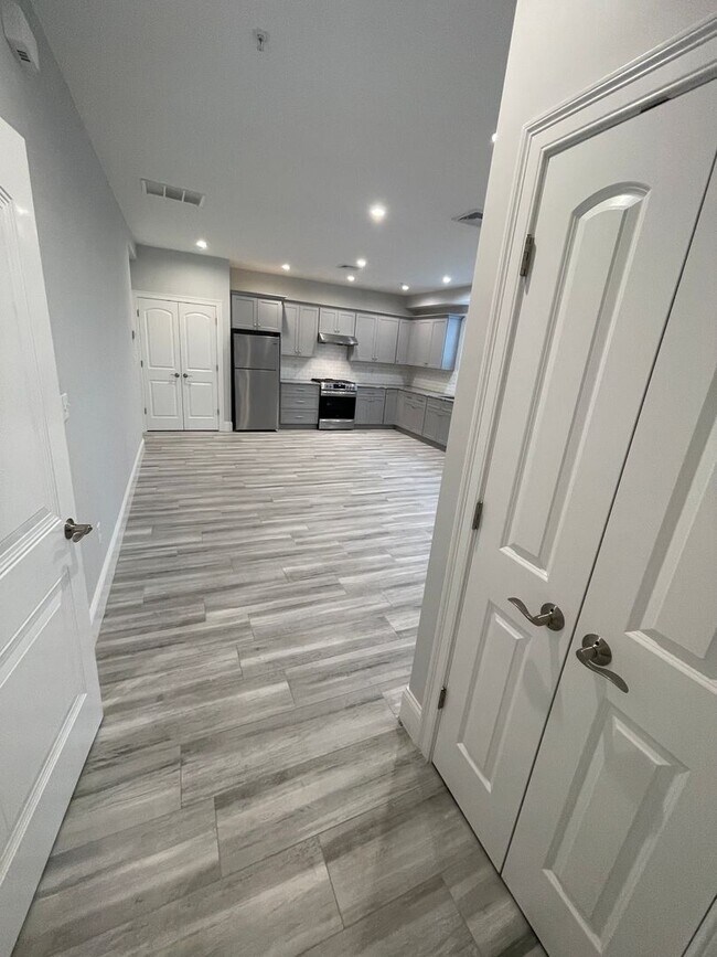 Building Photo - All new modern one bedroom with parking