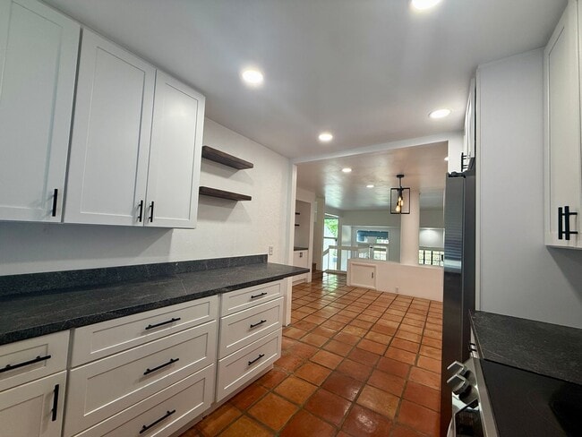 Building Photo - Beautiful 3 bedroom (2 bed + den/office) t...