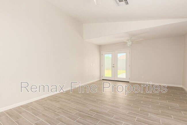 Building Photo - 1851 E Carla Vista Dr