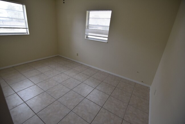 Building Photo - 2 Bed/1 Bath, Duplex - AVAILABLE NOW!