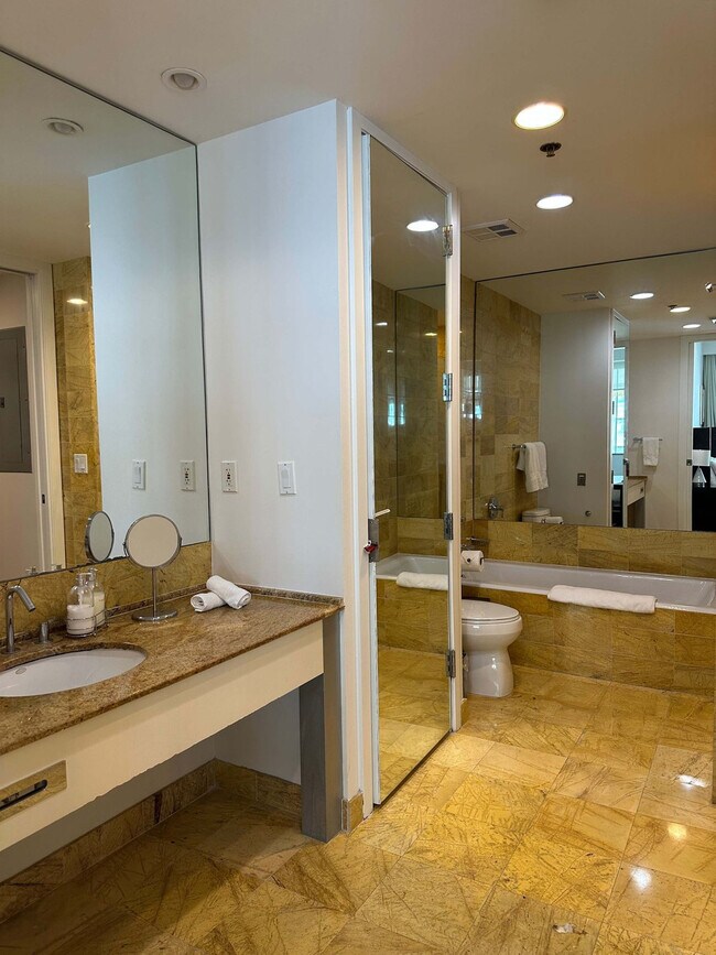 Building Photo - 1395 Brickell Bay Dr