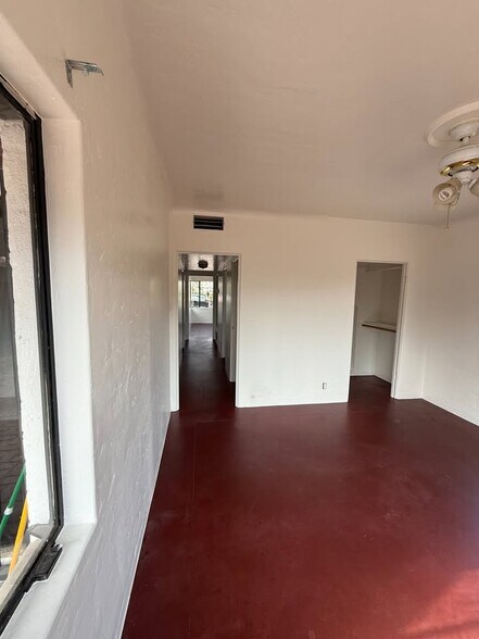 Building Photo - 1225 S Maple Ave
