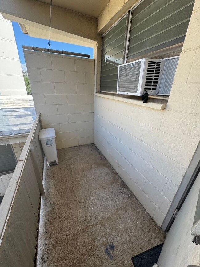 Building Photo - 2 Bed 1 Bath with 1 reserved parking in Moiliili