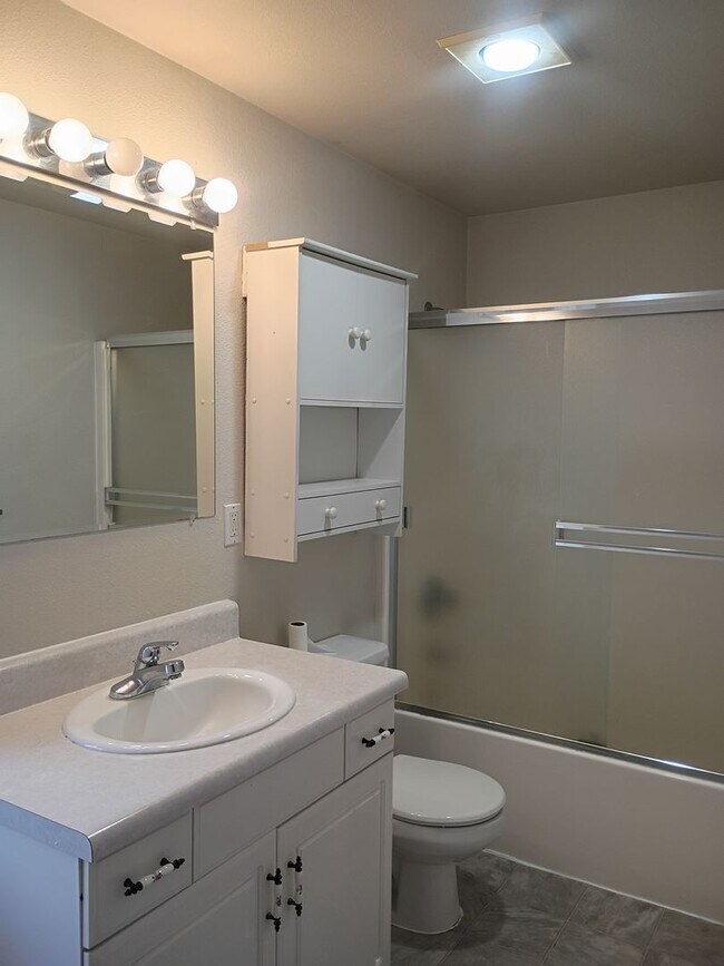 Building Photo - MM2240-1