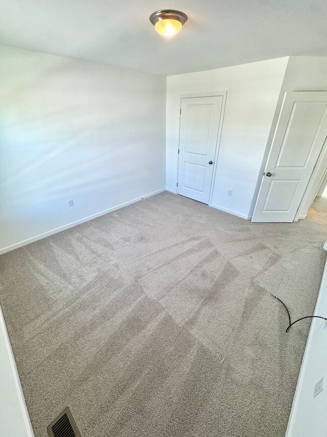 Building Photo - Newer Construction THREE BEDROOM/2.5 BATH TWIN