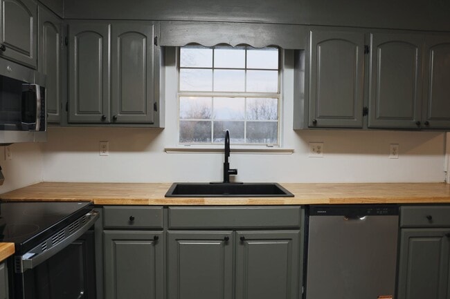 Building Photo - NEWLY REMODELED