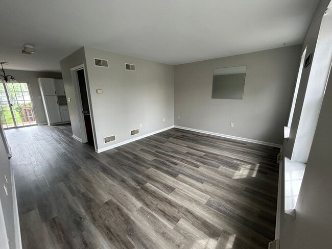 Building Photo - Updated Townhome