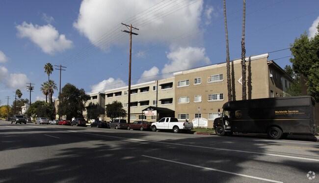 Villa West - 13129 OXNARD ST.