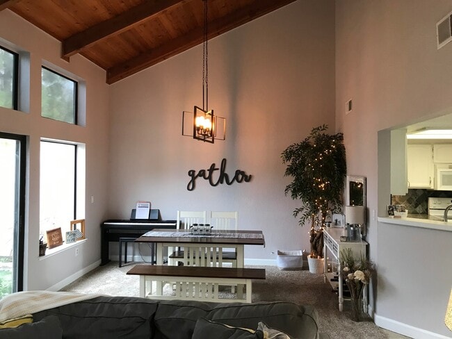 Building Photo - Upscale condo located in gated Community!