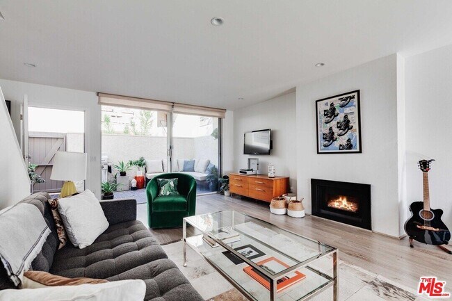 Primary Photo - 960 N San Vicente Blvd