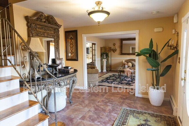 Building Photo - 30 Dumond Pl