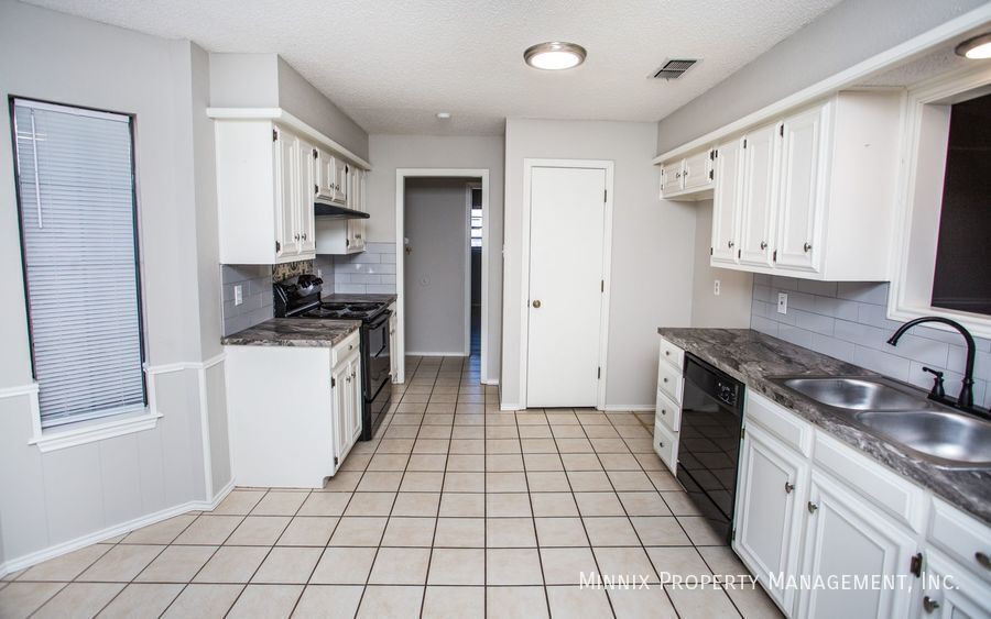 Building Photo - 3401 Essex Ave