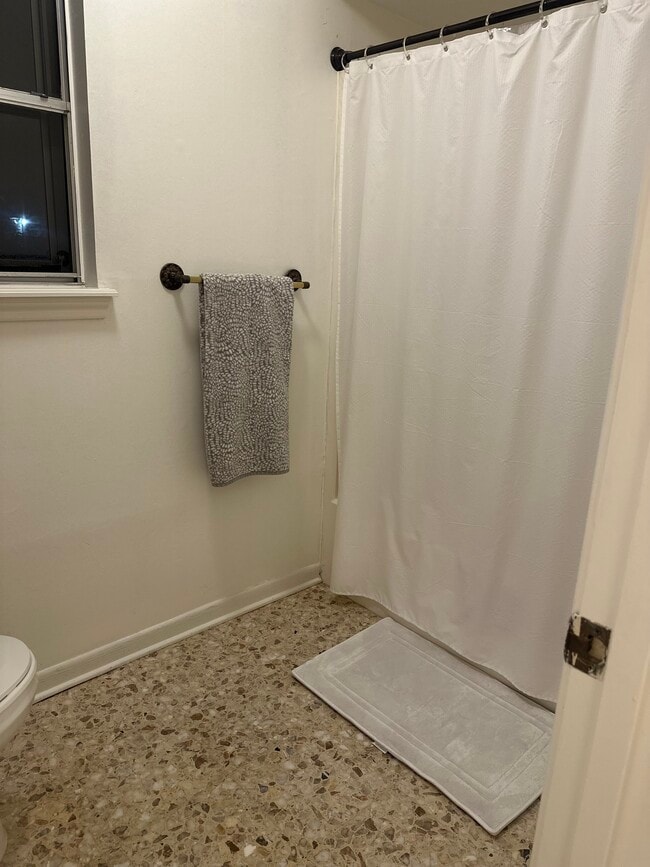 Full restroom with double vanity for master bedroom - 4806 Havenwoods Dr